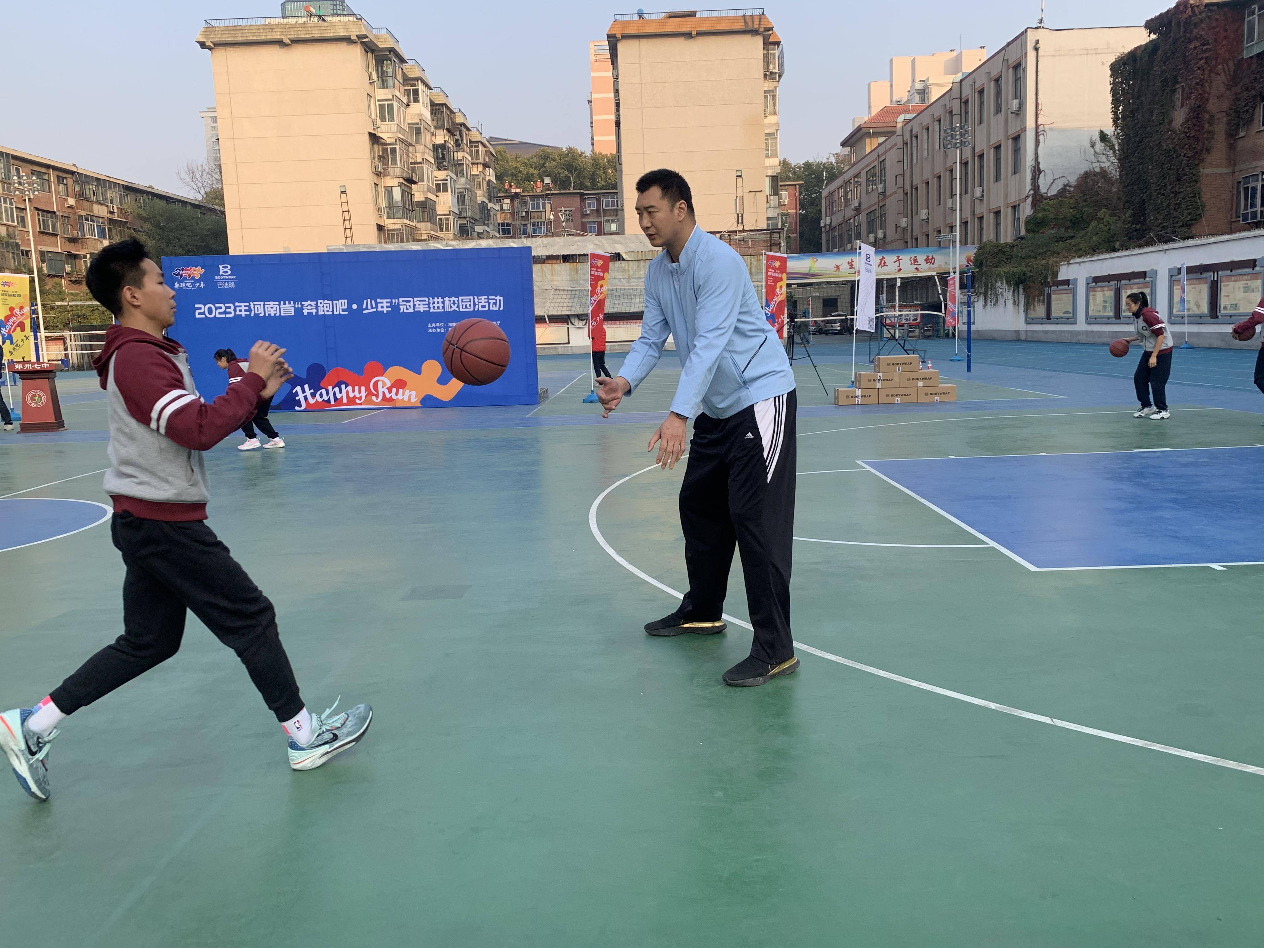 大学生篮球明星引领风采，为校园体育增添新动力与活力
